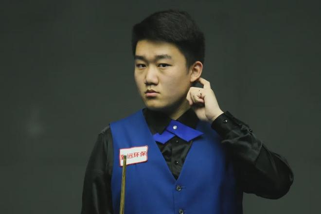 尴尬，一英格兰球迷在阿尔巴尼亚主场被旋转闸门卡住