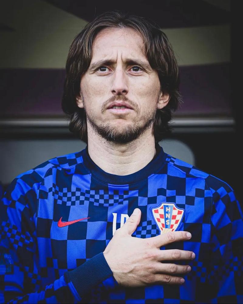 神经学发现：前扣带回皮层（ACC）在冲突监测中失效如何导致无法弃牌。（当 ACC 的冲突监测失灵：神经学视角下为何难以做出弃牌决策）