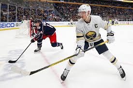 球星突破防线送出关键助攻